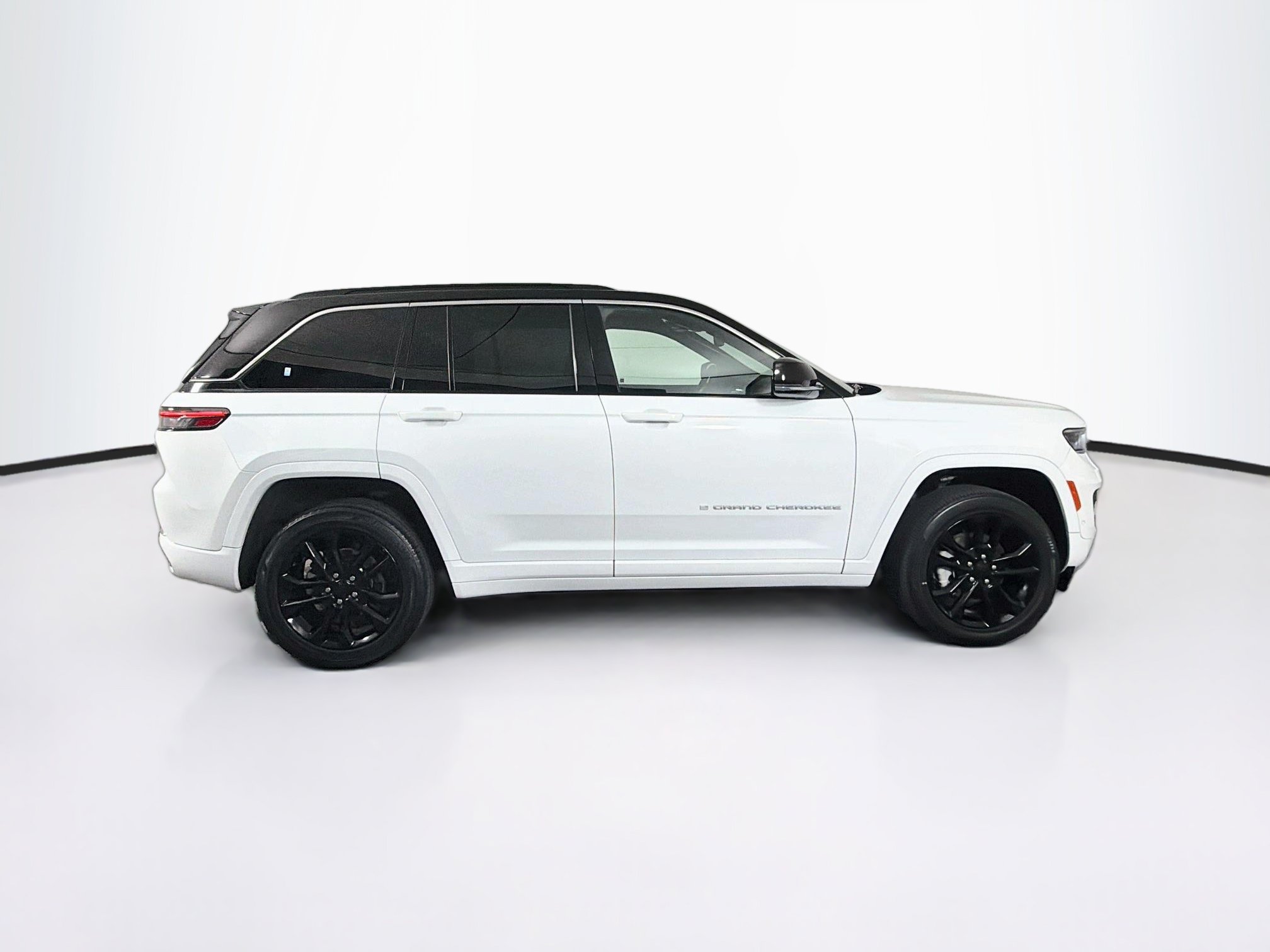 Used 2024 Jeep Grand Cherokee Overland w/ Trailer Tow Package AWD/4WD image 10