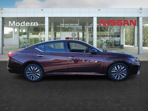 Used 2024 Nissan Altima 2.5 SV image 3