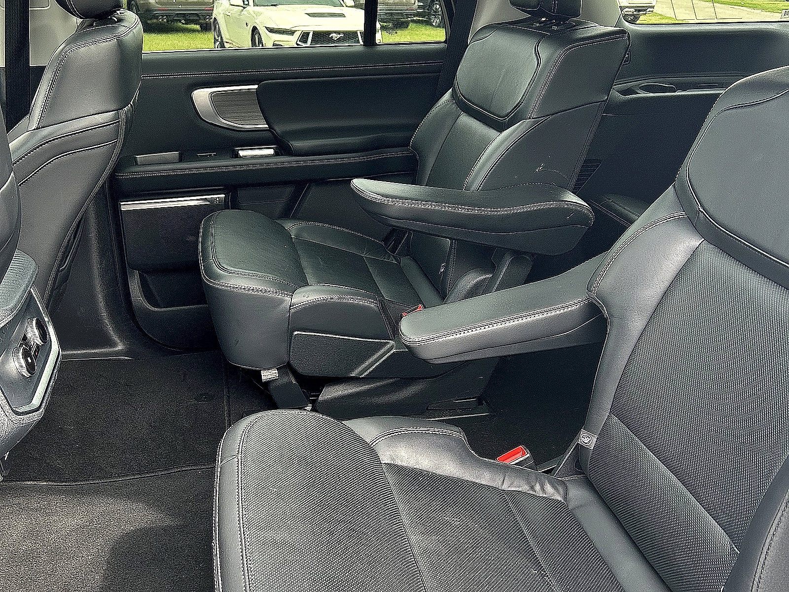 Used 2025 Ford Expedition Platinum AWD/4WD image 9