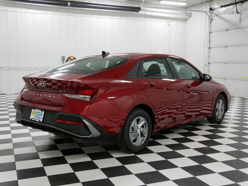 New 2025 Hyundai Elantra SE image 3