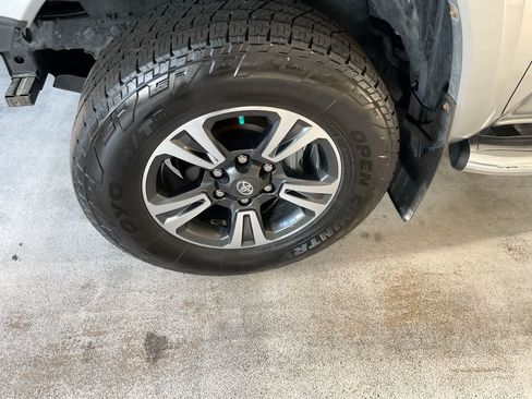 Used 2016 Toyota Tacoma TRD Sport w/ Premium & Technology Package AWD/4WD image 10