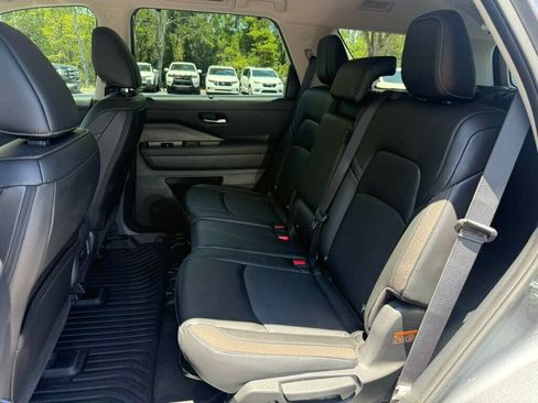Used 2024 Nissan Pathfinder SL w/ Black Appearance Package FWD image 8