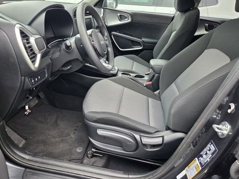 Used 2025 Kia Soul LX w/ LX Technology Package FWD image 6