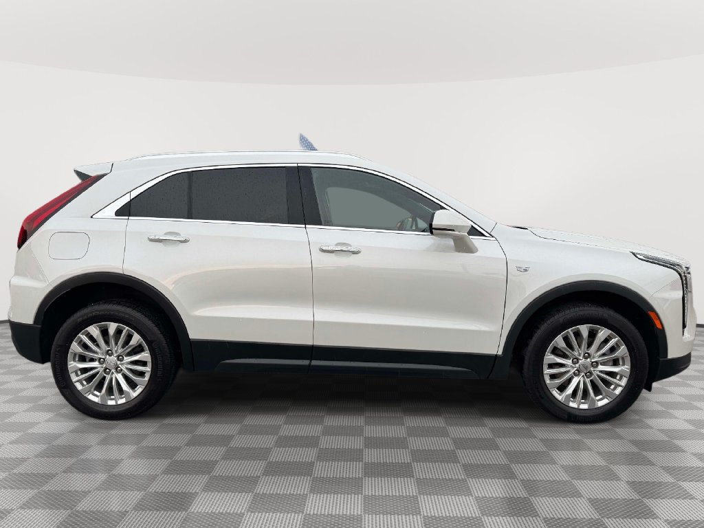 Used 2024 Cadillac XT4 Luxury w/ Cold Weather Package FWD image 4