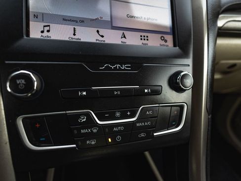 Used 2019 Ford Fusion SE image 16