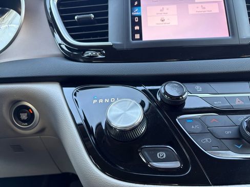 Used 2023 Chrysler Voyager LX image 27