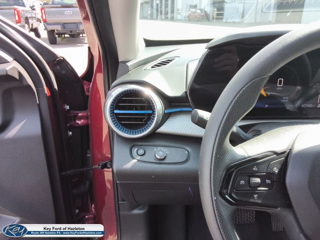Used 2025 Chevrolet Trax LT FWD image 25