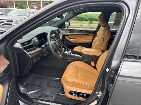 Used 2024 Jeep Grand Cherokee Summit AWD/4WD image 9