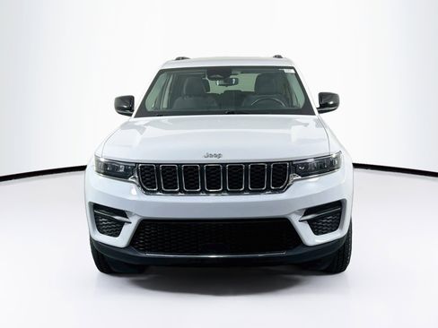 Used 2023 Jeep Grand Cherokee Laredo RWD image 2