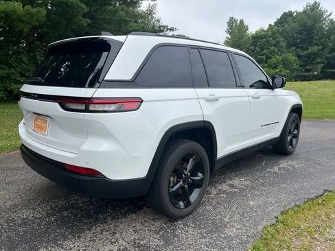 Used 2023 Jeep Grand Cherokee Altitude AWD/4WD image 3