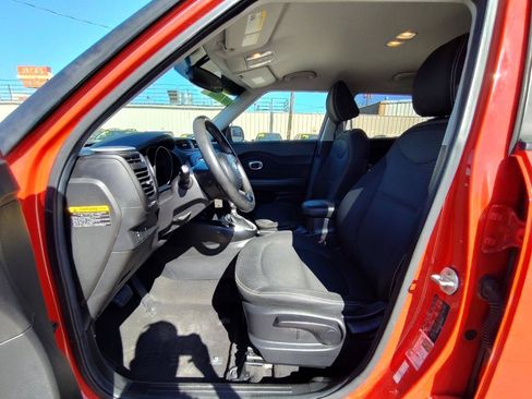 Used 2016 Kia Soul + FWD image 13