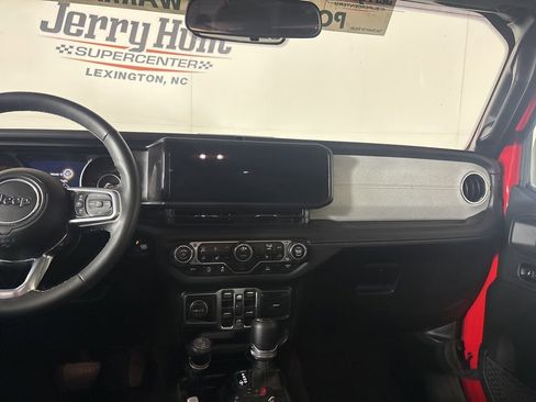 Used 2025 Jeep Wrangler Unlimited Sahara AWD/4WD image 21
