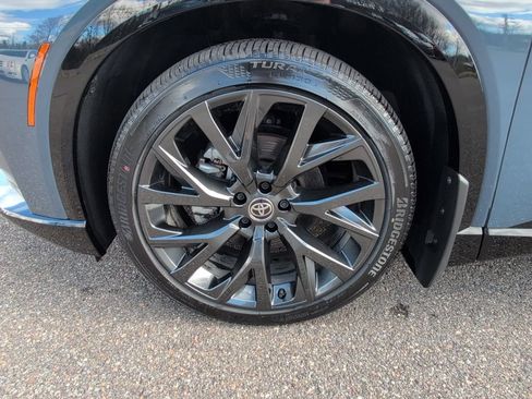 Used 2025 Toyota Crown Signia w/ Advanced Technology Package image 12