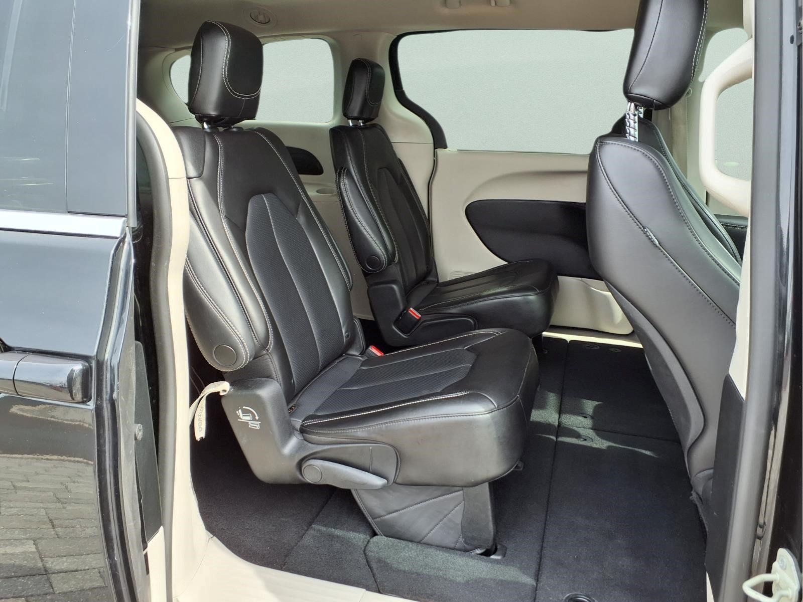 Used 2023 Chrysler Pacifica Touring-L FWD image 13