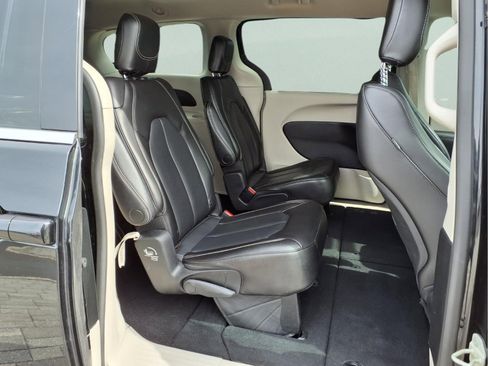 Used 2023 Chrysler Pacifica Touring-L FWD image 13