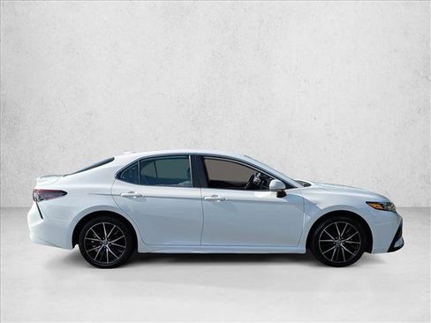 Used 2023 Toyota Camry SE image 4