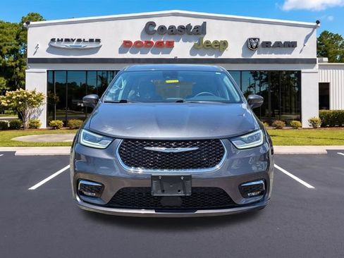 Used 2023 Chrysler Pacifica Touring-L FWD image 9