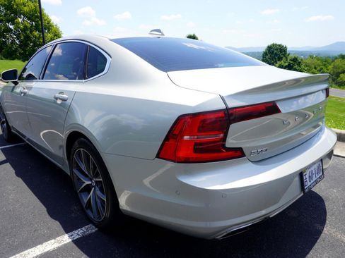 Used 2018 Volvo S90 T6 Momentum w/ Convenience Package image 5