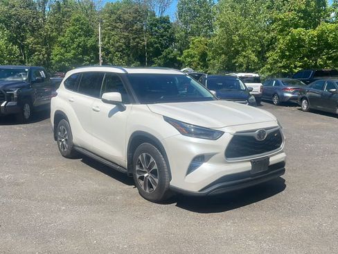 Used 2021 Toyota Highlander XLE AWD/4WD image 11