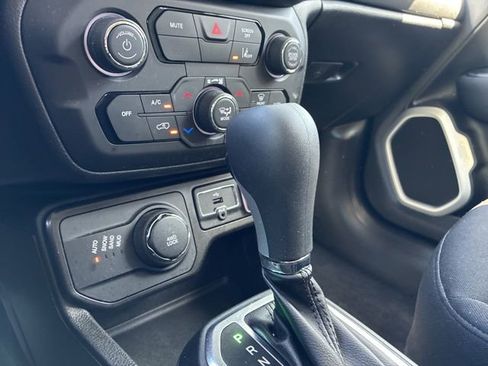 Used 2021 Jeep Renegade Latitude w/ Convenience Group AWD/4WD image 32