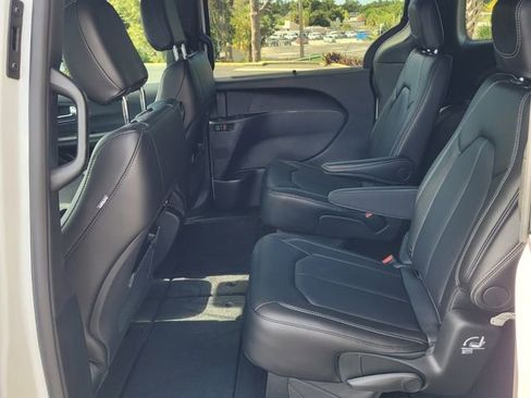 New 2026 Chrysler Pacifica Select image 11