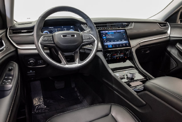 Used 2023 Jeep Grand Cherokee L Limited AWD/4WD image 6
