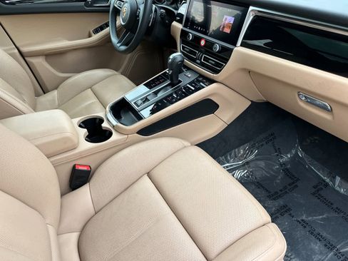 Certified 2025 Porsche Macan image 17