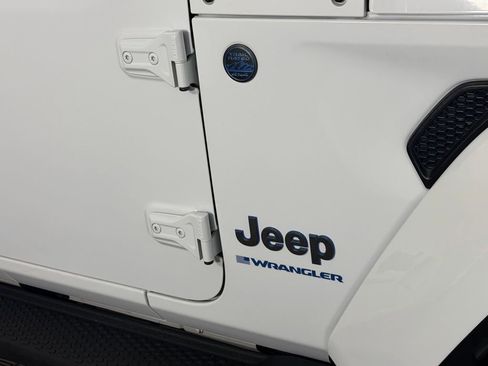Used 2025 Jeep Wrangler Unlimited Sahara AWD/4WD image 13