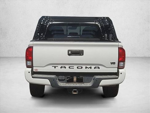 Used 2018 Toyota Tacoma TRD Sport AWD/4WD image 7