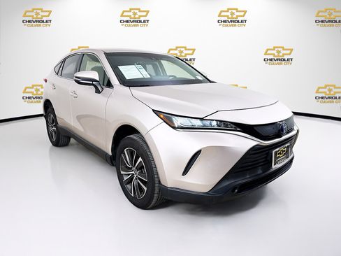 Used 2022 Toyota Venza LE image 1