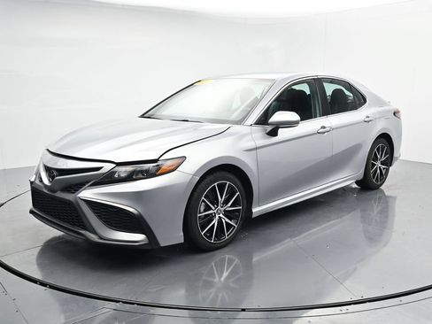 Used 2024 Toyota Camry SE FWD image 4