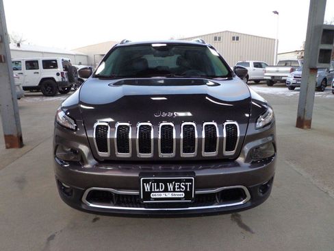 Used 2017 Jeep Cherokee Limited image 2