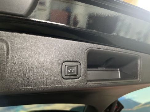 Used 2024 GMC Terrain SLT image 60