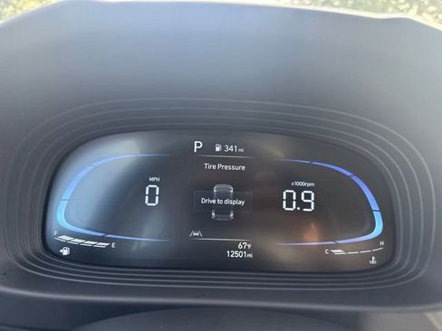 Used 2024 Hyundai Venue Limited image 23