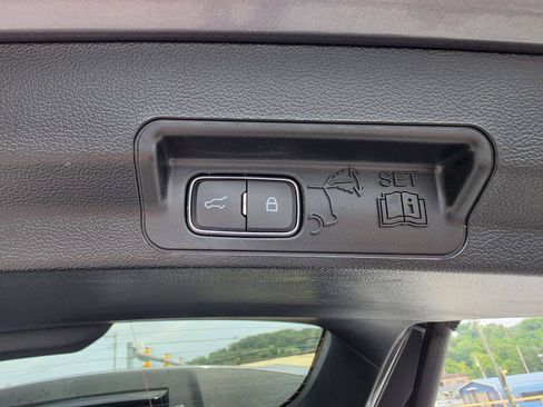 Used 2023 Ford Explorer XLT AWD/4WD image 17