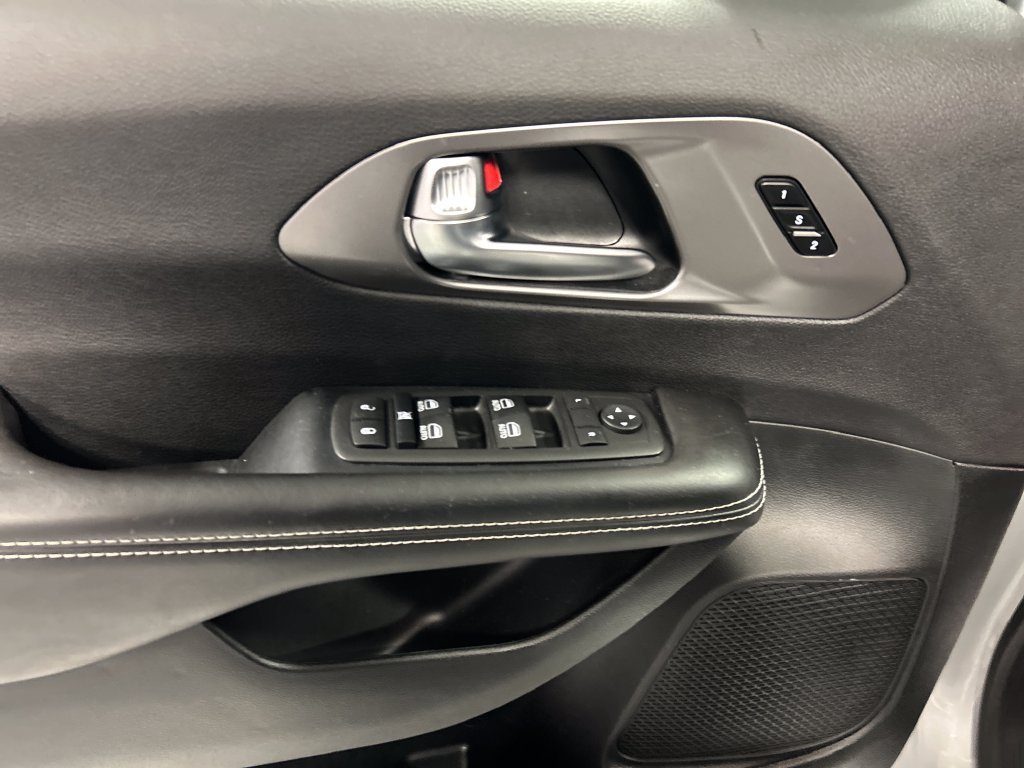 Used 2026 Chrysler Pacifica Select FWD image 14