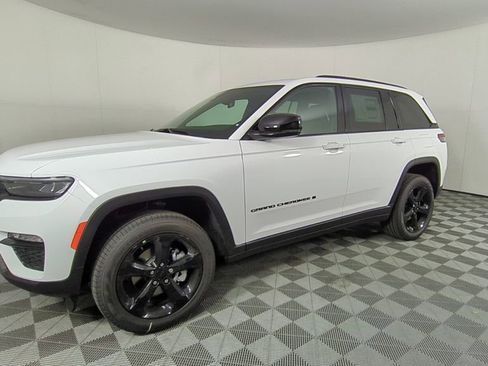 New 2025 Jeep Grand Cherokee Limited w/ Black Appearance Package RWD image 8