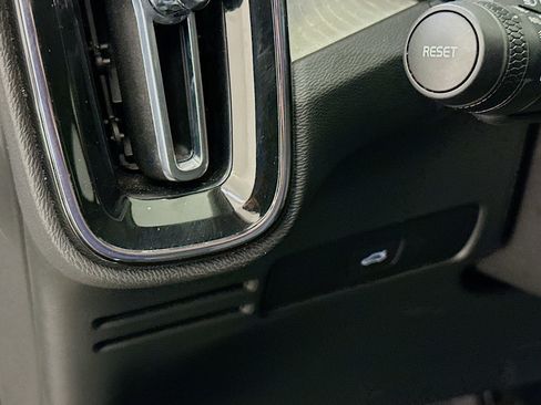 Used 2025 Volvo XC40 B5 Plus image 17