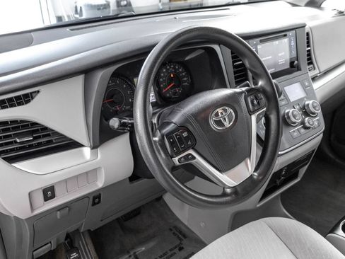 Used 2017 Toyota Sienna LE AWD/4WD image 5