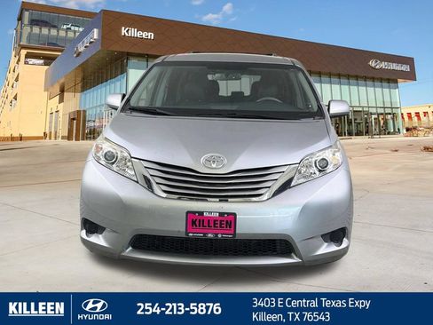 Used 2017 Toyota Sienna LE FWD image 2