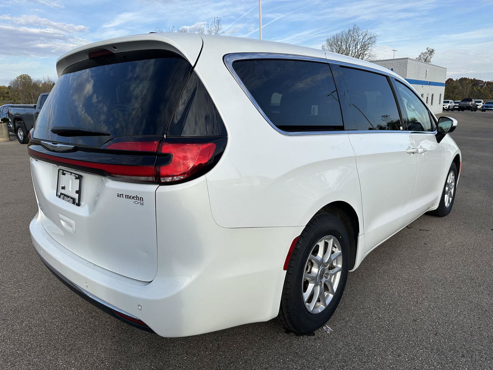 Used 2023 Chrysler Pacifica Touring-L FWD image 3