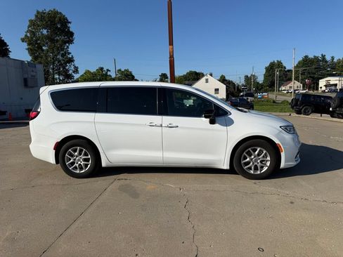 Used 2025 Chrysler Pacifica Select FWD image 5