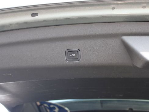 Used 2023 Chevrolet Suburban Premier image 18