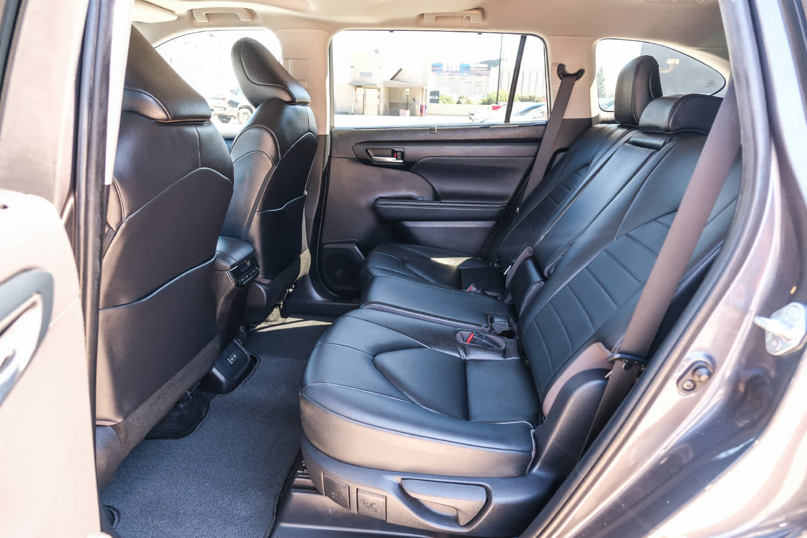 Used 2023 Toyota Highlander XLE FWD image 19