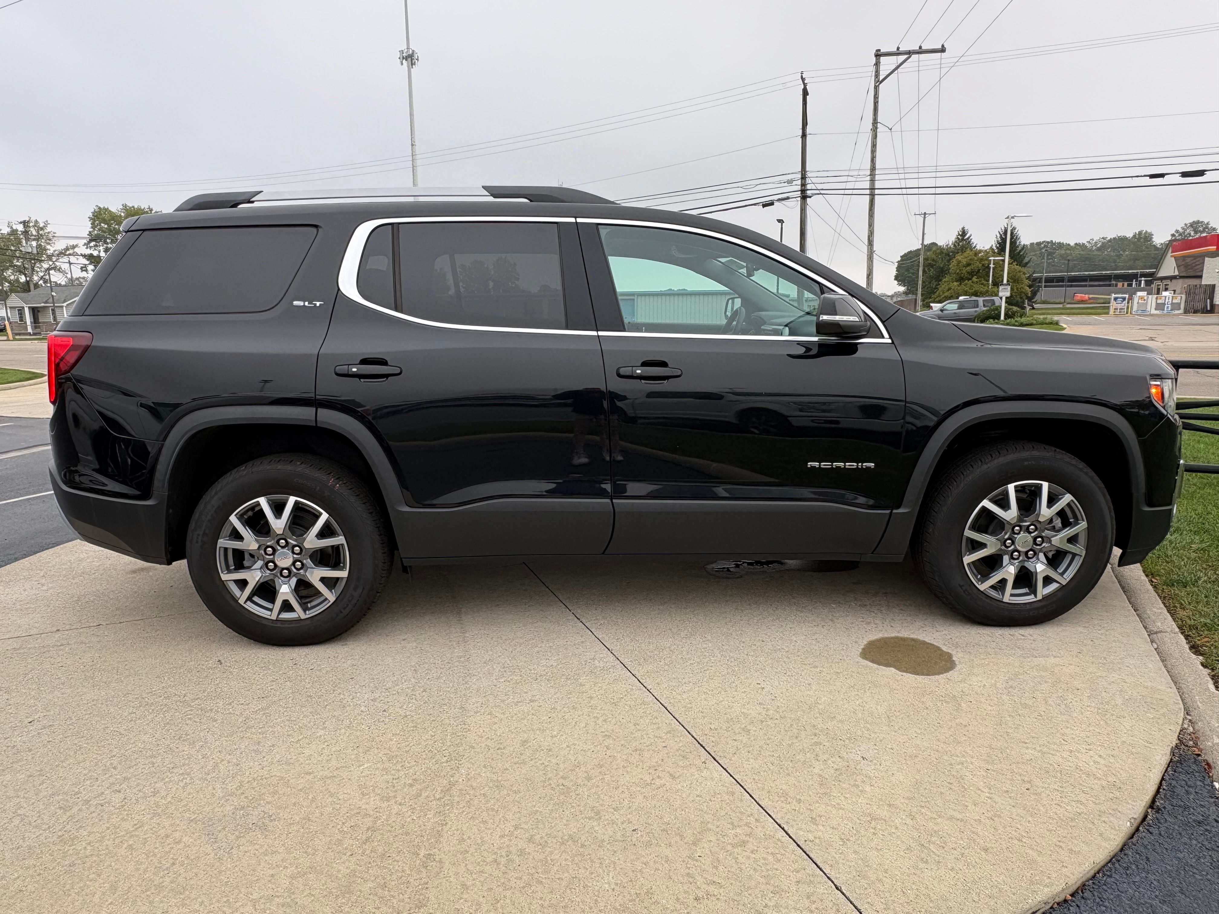 Used 2023 GMC Acadia SLT FWD image 8