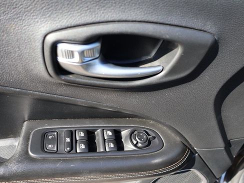 Used 2018 Jeep Compass Latitude image 9