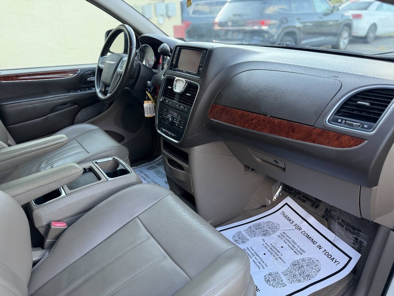Used 2013 Chrysler Town & Country Touring FWD image 21