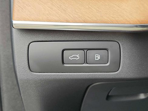 Certified 2024 Volvo XC90 T8 Plus image 22