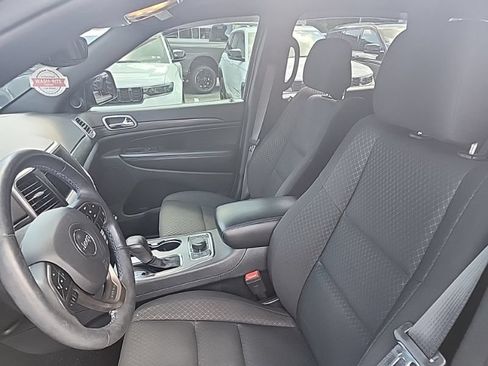 Used 2019 Jeep Grand Cherokee Laredo AWD/4WD image 9