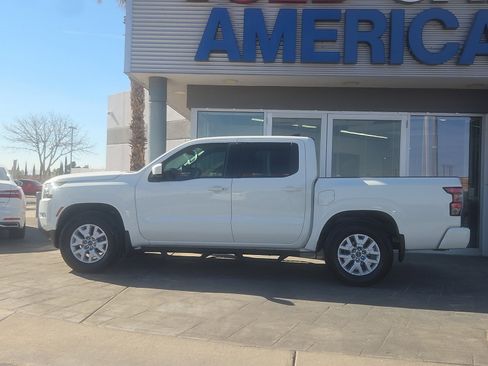Used 2024 Nissan Frontier SV w/ SV Convenience Package image 3